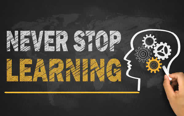 藍眼知識學院課程涵蓋網路行銷、廣告投放、社群經營等多方面，像是 Google 廣告、Facebook 廣告、Instagram 廣告、LINE 社群行銷、臉書社群行銷、Instagram 社群行銷、Google 我的商家行銷、行銷機器人、大數據行銷、LOL 學習平台系列課程、1share 平台系列課程等。藍眼知識學院講師經常受邀至各大專院校與企業進行專題演講，主題涵蓋網路行銷、社群營銷、企業管理、視訊監控、線上學習等廣泛領域。