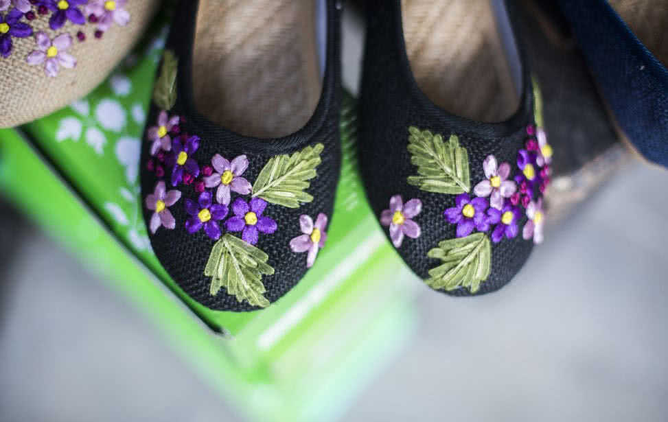 異國風繡花鞋飾品店